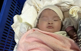 Bé gái ở Đà Nẵng bị bỏ rơi kèm tờ giấy viết “… trót dại, nhờ nuôi giúp…”