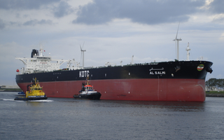 Siêu tàu chở dầu bị tấn công, bốc cháy ngoài khơi Dubai