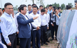 Prime Minister surveys site for strategic petroleum reserve in Thanh Hoa