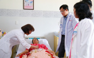 Bác sĩ 2 bệnh viện hợp lực cứu người phụ nữ bị thai lạc chỗ