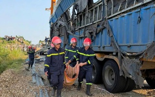 Kinh hoàng xe container tông xe máy rồi lật ngang, 3 người tử vong