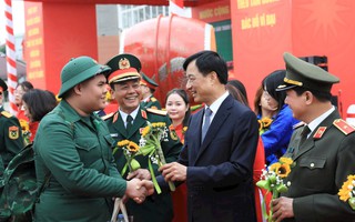 Bí thư Thành ủy Hà Nội Nguyễn Duy Ngọc tiễn thanh niên lên đường nhập ngũ