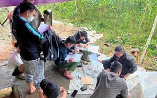 Bắt quả tang nhóm người lợi dụng đào huyệt đám tang để đánh bạc