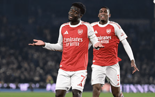 Bukayo Saka ghi bàn trận đấu thứ 300, Arsenal rộng cửa vô địch