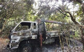 Xe tải gắn cẩu vướng dây điện, nam tài xế tử vong