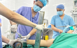 Sự cố khi làm bếp, bàn tay kẹt cứng trong máy xay thịt