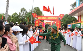 Thượng tướng Nguyễn Trường Thắng thăm hỏi, động viên 
thanh niên Đồng Nai lên đường nhập ngũ