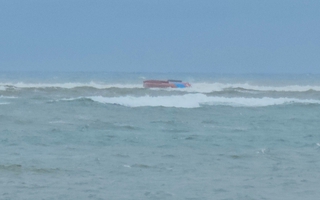 Tàu cá lật ở cửa biển Nhật Lệ: 7 ngư dân rơi xuống biển, 1 người tử vong