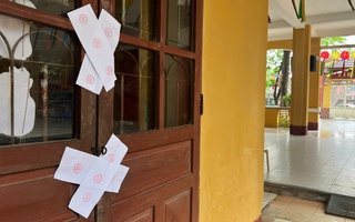 Phòng học bị niêm phong, gần 250 học sinh phải học tạm tại trường đại học