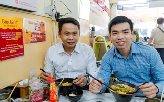 VIDEO: Quán bún bò có bảng thông báo lạ ở TPHCM