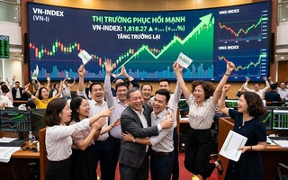 Chứng khoán ngày 4-3: Rơi tự do gần 50 điểm rồi bật xanh, một cổ phiếu bất ngờ “tím lịm”