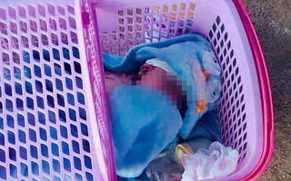 Bé trai được đặt trước cửa nhà dân kèm bức thư nhiều nghi vấn 