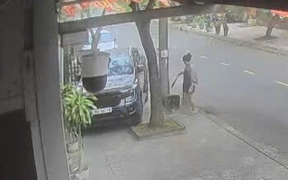 Người phụ nữ có “hành động lạ” trên phố khiến nhiều người hoảng hốt 