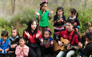 Hoa hậu Thanh Thủy "debut" làm ca sĩ giữa sân trường vùng cao