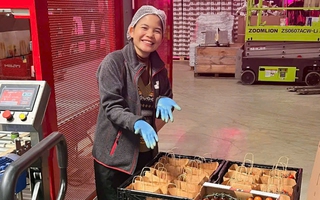 Vất vả làm việc thời vụ ở nước ngoài