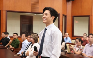 Ca sĩ Anh Tú xúc động tại họp mặt đầu năm: "Tôi tự hào là một ngọn nến của nghệ thuật"