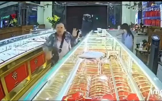 CLIP: Người đàn ông bịt kín mặt xông vào tiệm vàng với nhiều hành động lạ