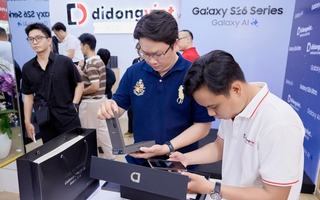 Video người dùng đập hộp những chiếc Samsung Galaxy S26 đầu tiên lúc nửa đêm