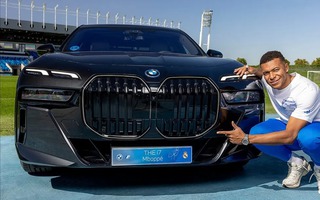 Mbappe lái xe hơi “rẻ tiền” trên phố Paris