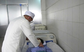 Cứu sống bệnh nhân bị ung thư vòm hầu xuất huyết ồ ạt