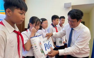 Trao học bổng Nguyễn Đức Cảnh cho học sinh có hoàn cảnh khó khăn