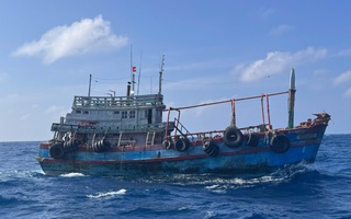 Cảnh sát biển bắt giữ tàu vận chuyển dầu D.O trái phép