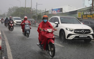 Mưa trái mùa bất ngờ trút xuống TP HCM, trời tối sầm giữa chiều