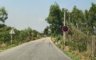 Khó hiểu biển báo tải trọng liên tục bị bôi đen trên tuyến đường phục vụ sân bay Phù Cát