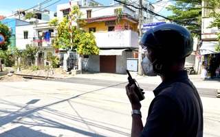 CSGT TPHCM mật phục ghi hình xe máy băng qua đường sắt, người vi phạm "hết chối"