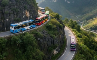 CSGT lái xe giường nằm 2 tầng để đánh giá an toàn trên đường đèo