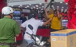 Người phụ nữ cầm dao "quậy tưng" tiệm vàng ở Mỹ Tho 