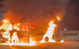 Ô tô bốc cháy ngùn ngụt ở TPHCM