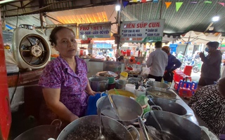 Chủ sạp chè hơn 50 năm ở chợ Tân Định tiết lộ lý do giữ giá bán nhiều năm