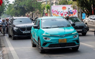 Băn khoăn khi chuyển đổi taxi sang xe điện