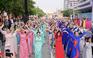 Choáng ngợp "biển Áo dài" rực rỡ ở trung tâm TP HCM