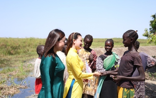 Khi tà áo dài Việt Nam bay dưới tán xoài cổ thụ Bentiu