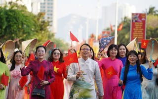 Hơn 3.000 phụ nữ Khánh Hòa diễu hành áo dài trên đường biển Nha Trang 