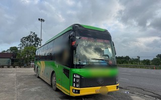 Choáng với số hành khách trên xe khách 25 chỗ