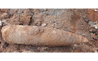 Đào móng xây hàng rào, người dân Gia Lai phát hiện 2 quả đạn "khủng"