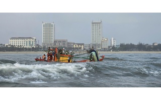 Tàu cá cùng 5 ngư dân bị sóng đánh úp tại cửa biển Nhật Lệ