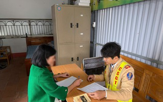 VIDEO: Nữ tài xế ô tô tông văng cô gái đứng trên vỉa hè rồi bỏ chạy