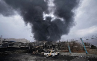 Giá dầu bứt tốc khỏi mốc 100 USD/thùng, ông Donald Trump nói "cái giá nhỏ phải trả"