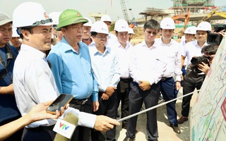 Bộ trưởng Bộ Xây dựng kiểm tra tiến độ Vành đai 3 tại Tân Vạn