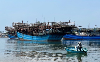 2 tàu cá Quảng Ngãi bị hỏng máy, 70 ngư dân cầu cứu giữa biển