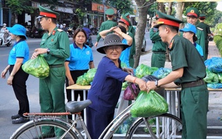 1,2 tấn "rau bộ đội" đến tay người dân TPHCM
