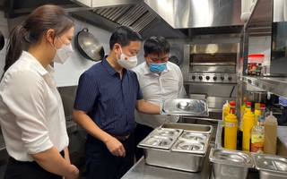 Kiểm tra đột xuất bếp ăn tập thể tại Hà Nội, Ninh Bình
