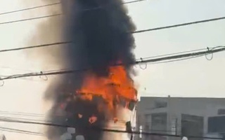 Cháy lớn tại vòng xoay ở Đồng Tháp khiến người dân hoảng sợ