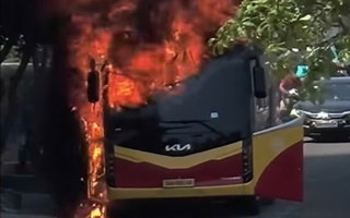 Clip: Cháy xe khách dữ dội gần tòa nhà Mường Thanh Khánh Hòa