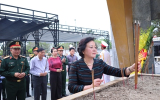 Phó Thủ tướng Phạm Thị Thanh Trà tri ân các anh hùng liệt sĩ ở Quảng Trị