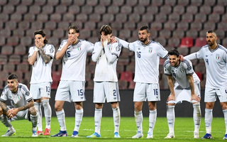 Ý lại "ngồi nhà" xem World Cup